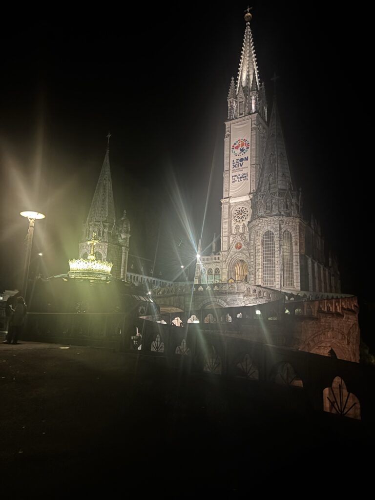 Basílicas de Lourdes iluminadas de noche, Francia