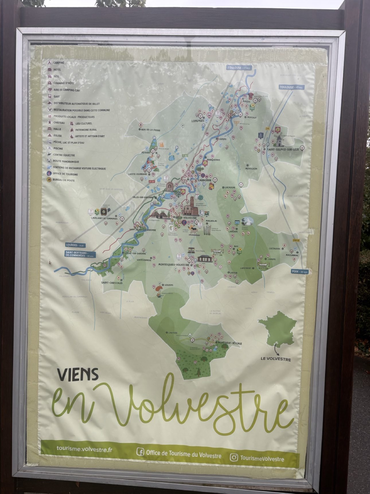Panel turístico 'Viens en Volvestre' en la región de Toulouse, Francia
